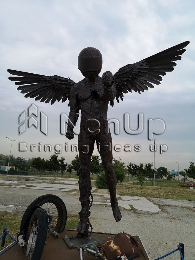 Metal melek heykeli fotoğrafı